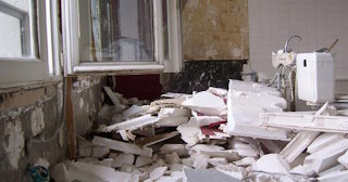 Демонтаж хрущевки в Назрани - удаление старых полов и стен по выгодной цене от 1792 рублей.